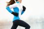 Running athlete in winterRunning athlete woman sprinting during winter training outside in cold snow weather. Close up showing speed and movement.Fonte: 47259387<!-- NICAID(14797074) -->