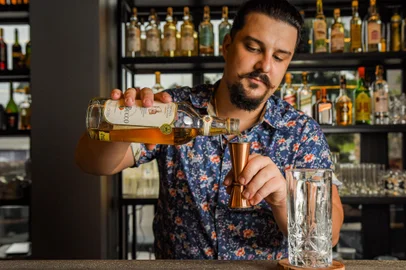 Bartender Marcelo Pereira<!-- NICAID(14796728) -->