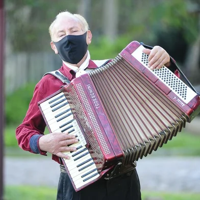 Guaíba,  RS, BRASIL,  01/06/2021- Alemaozinho da Cordeona. Tradicionalista recupera gaita cinco anos após ser furtada no Rodeio de Vacaria. instrumento  furtado em 2016 foi reconhecido por um amigo, em imagem na internet. Na foto, Osvaldo Lopes Boneberg, o Alemaozinho da Gaita, 69 anos.  Foto:Ronaldo Bernardi   / Agencia RBS<!-- NICAID(14797411) -->