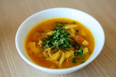 CAXIAS DO SUL, RS, BRASIL, 08/02/2018. A nutricionista Keli Vicenzi ensina receitas saudáveis para quem vai encarar os blocos e festas de Carnaval. Sopa de moranga e frango (Diogo Sallaberry/Agência RBS)<!-- NICAID(13404463) -->