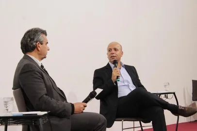 Secretário Especial do Ministério da Economia defende mais liberdade aos empreendedores Carlos da Costa palestrou na CIC Caxias e falou sobre os planos para o ambiente de negócios O secretário Especial de Produtividade, Emprego e Competitividade do Ministério da Economia, Carlos Alexandre Jorge da Costa, foi o palestrante da reunião-almoço que a CIC Caxias realizou nesta quarta-feira (02/06). Durante o evento, que ocorreu em data e horário diferentes do habitual, o convidado falou sobre a importância de dar mais liberdade ao setor empresarial. O presidente da entidade, Ivanir Gasparin, conduziu a conversa, que foi transmitida por meio do YouTube e Facebook.<!-- NICAID(14799272) -->