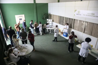 PORTO ALEGRE, RS, BRASIL - 2021.06.06 - A campanha de imunização contra a Covid-19 na Capital para público fora dos grupos prioritários inclui homens e mulheres com 59 anos neste fim de semana. (Foto: André Ávila/ Agência RBS)Indexador: Andre Avila<!-- NICAID(14801859) -->