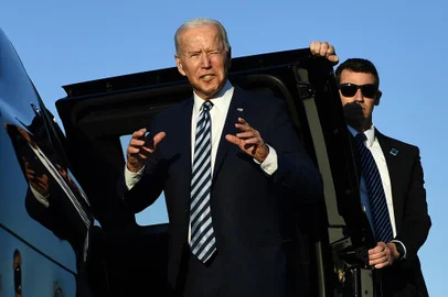 US President Jo Biden gestures on his arrival at Royal Air Force Mildenhall, England on June 9, 2021, ahead of the three-day G7 Summit. - G7 leaders from Canada, France, Germany, Italy, Japan, the UK and the United States meet this weekend for the first time in nearly two years, for the three-day talks in Carbis Bay, Cornwall. (Photo by Brendan Smialowski / AFP)<!-- NICAID(14804950) -->