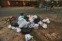 PORTO ALEGRE, RS, BRASIL,  10/06/2021- Acúmulo de lixo na  Rua Umbu, no Passo D´Areia (perto da Assis Brasil). Foto: Lauro Alves / Agencia RBS<!-- NICAID(14805456) -->