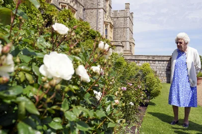 Britains Queen Elizabeth II views a flower bed in the grounds of Windsor Castle, after she was presented with a Duke of Edinburgh rose, named in memory of her late husband Prince Philip, the Duke of Edinburgh, by the President of the Royal Horticultural Society, Keith Weed (unseen), at Windsor Castle in Windsor, west of London, on June 2, 2021. - The newly bred deep pink commemorative rose from Harkness Roses has officially been named in memory of the Duke of Edinburgh. A royalty from the sale of each rose will go to The Duke of Edinburghs Award Living Legacy Fund which will give more young people the opportunity to take part in the Duke of Edinburgh Award. (Photo by Steve Parsons / POOL / AFP)<!-- NICAID(14805507) -->
