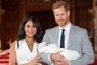 Meghan Markle e o príncipe Harry apresentaram seu bebê ao mundo nesta quarta-feira (8). O menino, cujo nome ainda não foi revelado, é o sétimo na linha de sucessão ao trono britânico. Ele nasceu na última segunda-feira (6), em Londres.<!-- NICAID(14069408) -->