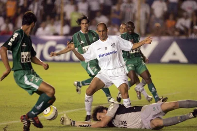 Em um jogo aberto, Juventude desperdiçou boas chances no ataque, mas teve no goleiro Doni (caído) um dos destaques da partidaSantos 0 x 0 Juventude.#PÁGINA:03LANCE DA PARTIDA ENTRE AS EQUIPES DO SANTOS E JUVENTUDE.SP - SANTOS X JUVENTUDE  - ESPORTES - Lance da partida entre as equipes do Santos e Juventude realizada na tarde deste domingo (03) no Estádio da Vila Belmiro, na Baixada Santista, válida pelo Campeonato Brasileiro. Em destaque, o jogador Basilio. 03/07/2005 - Foto: SÉRGIO CASTRO/AGÊNCIA ESTADO/AE Fonte: AE Fotógrafo: Sérgio Castro<!-- NICAID(1686691) -->