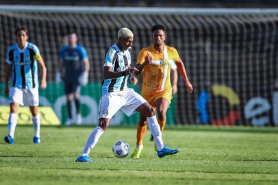 Gremio x BrasilienseRS - FUTEBOL/COPA DO BRASIL 2021 /GREMIO X BRASILIENSE - ESPORTES - Lance da partida entre Gremio e Brsiliense disputada na tarde desta quinta-feira, no estadio Boca do Jacare, em Brasilia, valida pela Copa do Brasil 2021. FOTO: LUCAS UEBEL/GREMIO FBPAEditoria: SPOLocal: BrasiliaIndexador: Lucas UebelSecao: futebolFonte: Gremio.netFotógrafo: Gremio x Brasiliense<!-- NICAID(14805959) -->