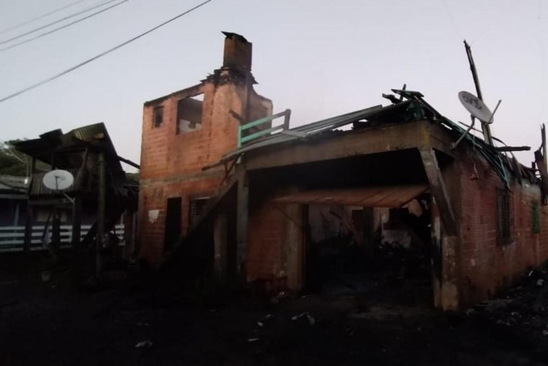 Incêndio consume quatro casas no bairro Serrano em Caxias<!-- NICAID(14807540) -->