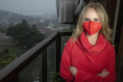 PORTO ALEGRE, RS, BRASIL - 28.05.2021 - Projeto Sala de Redação 50 anos. Na imagem, torcedora Luciane. (Foto: Jefferson Botega/Agencia RBS)Indexador: Jefferson Botega<!-- NICAID(14795504) -->