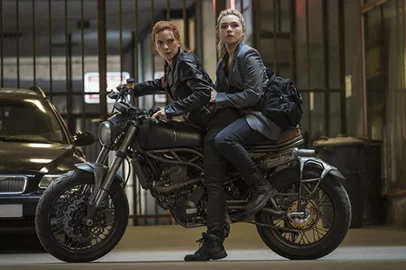 Scarlett Johansson e Florence Pugh em cena de Viúva Negra<!-- NICAID(14810067) -->