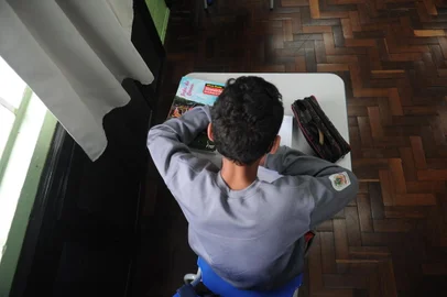 FLORES DA CUNHA, RS, BRASIL (17/06/2021)Escola Tancredo de Almeida Neves, em Flores da Cunha. Endereço: Rua Dom Pedro I, 280. Pauta das escolas cívico-militares na Serra. Fazer foto das crianças em sala de aula, usando o uniforme (uniforme este que foi confeccionado especialmente para a inserção da escola no modelo cívico-militar) (Antonio Valiente/Agência RBS)<!-- NICAID(14811283) -->