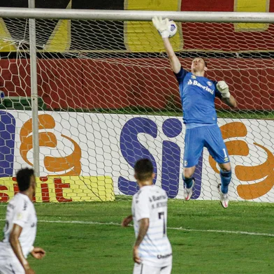 BRASILEIRO A 2021, SPORT X GRÊMIOPE - BRASILEIRO A 2021, SPORT X GRÊMIO - ESPORTES - BRASILEIRO A 2021, SPORT X GRÊMIO - Paulo Victor goleiro do Grêmio em lance do gol de Sander jogador do Sport durante partida contra o Sport no estádio Ilha do Retiro pelo campeonato Brasileiro A 2021. 17/06/2021 - Foto: PAULO PAIVA/AGIF - AGÊNCIA DE FOTOGRAFIA/AGIF - AGÊNCIA DE FOTOGRAFIA/ESTADÃO CONTEÚDOEditoria: ESPORTESLocal: RECIFEIndexador: PAULO PAIVAFotógrafo: AGIF - AGÊNCIA DE FOTOGRAFIA<!-- NICAID(14812008) -->