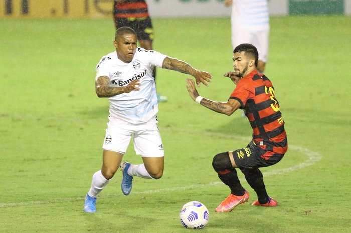 Douglas Costa celebra estreia, mas lamenta derrota e vê Grêmio irreconhecível no primeiro tempo