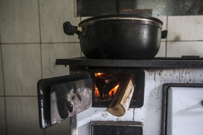 Uso de lenha dentro de casa exige cuidados para evitar acidentes