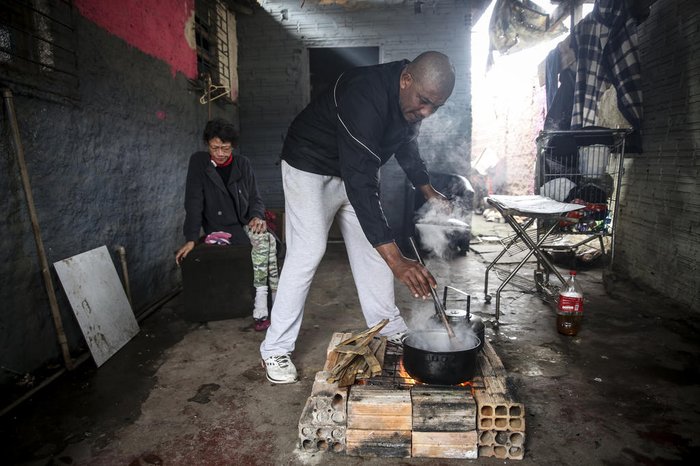 Luis Claudio e Maria de Lourdes usam fogo de chão para cozinhar alimentos que exigem maior tempo de preparo