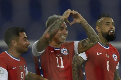Chile's Eduardo Vargas (C) celebrates after scoring a goal against Argentina after teammate Arturo Vidal (R) missed a penalty during their Conmebol Copa America 2021 football tournament group phase match at the Nilton Santos Stadium in Rio de Janeiro, Brazil, on June 14, 2021. (Photo by MAURO PIMENTEL / AFP)Editoria: SPOLocal: Rio de JaneiroIndexador: MAURO PIMENTELSecao: soccerFonte: AFPFotógrafo: STF<!-- NICAID(14813667) -->