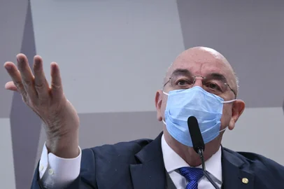 ComissÃ£o Parlamentar de InquÃ©rito da Pandemia (CPIPANDEMIA) realiza oitiva do ex-ministro da Cidadania, apontado como integrante do âgabinete paraleloâ que orientava o presidente da RepÃºblica no enfrentamento ao coronavÃ­rus. Ele deve depor na condiÃ§Ã£o de convidado e esclarecer ainda sobre a estratÃ©gia de âimunizaÃ§Ã£o coletiva ou imunizaÃ§Ã£o de rebanho.Ã mesa, em pronunciamento, ex-ministro da Cidadania, deputado Osmar Terra (MDB-RS).Foto: Edilson Rodrigues/AgÃªncia SenadoLocal: BrasÃ­liaIndexador: Edilson RodriguesFonte: AgÃªncia SenadoFotógrafo: e<!-- NICAID(14815126) -->
