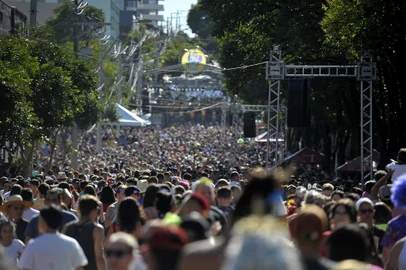 CAXIAS DO SUL, RS, BRASIL, 23/02/2020Bloco da Velha encheu a rua em frente a antiga MAESA na tarde deste domingo de carnaval.(Lucas Amorelli/Agência RBS)<!-- NICAID(14429247) -->