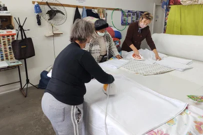 Voluntárias produzem roupa de cama para o Hospital de Novo Hamburgo<!-- NICAID(14816111) -->