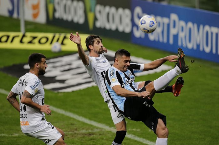 Grêmio cede empate ao Santos na Arena e segue na lanterna do Brasileirão