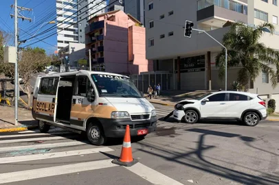 Acidente entre van e carro em caxias do sul na manhã desta sexta-feira 25 de junho<!-- NICAID(14818212) -->
