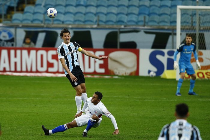Mesmo com um a menos, Geromel destaca luta do Grêmio e garante: Vamos sair dessa