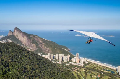 Hang gliding off Pedra Bonita in Rio de Janeiro, BrazilHang gliding off Pedra Bonita in Sao Conrado, Rio de Janeiro, BrazilFonte: 189389735<!-- NICAID(14820204) -->