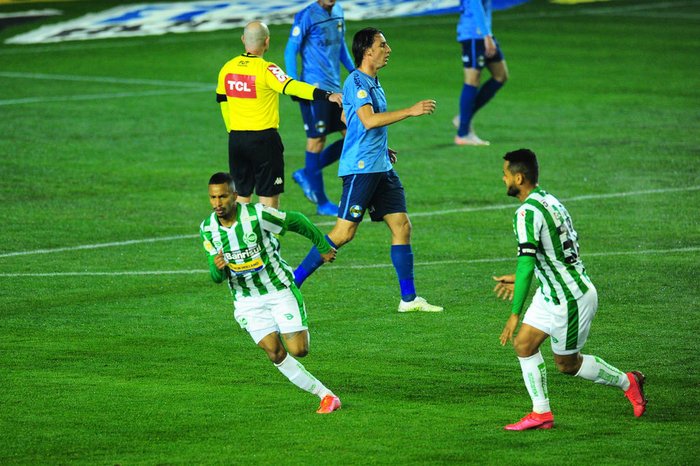Grêmio é derrotado pelo Juventude em Caxias e aumenta pressão sobre Tiago Nunes