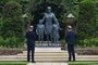 Britains Prince William, Duke of Cambridge (L) and Britains Prince Harry, Duke of Sussex unveil a statue of their mother, Princess Diana at The Sunken Garden in Kensington Palace, London on July 1, 2021, which would have been her 60th birthday. - Princes William and Harry set aside their differences on Thursday to unveil a new statue of their mother, Princess Diana, on what would have been her 60th birthday. (Photo by Dominic Lipinski / POOL / AFP)<!-- NICAID(14822980) -->