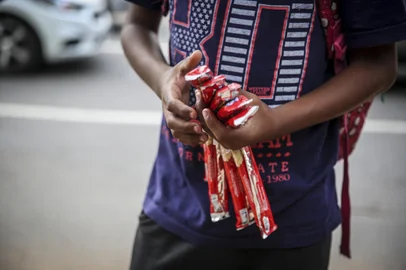 PORTO ALEGRE, RS, BRASIL - Fotos para matéria especial sobre crianças e adolescentes em situação vulnerabiidade social, pedintes e vendedores em esquinas de Porto Alegre. na foto: I. 13 anos. (Foto: ANDRÉ ÁVILA/ Agência RBS)Indexador: Andre Avila<!-- NICAID(14783875) -->