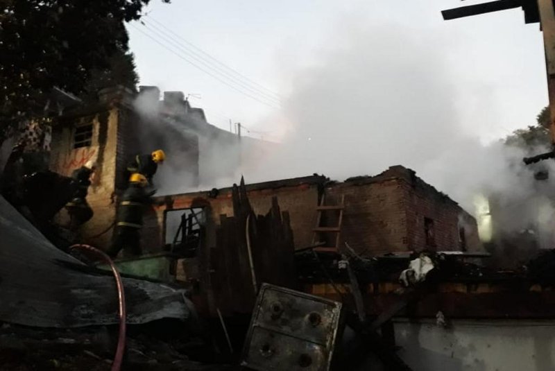 Incêndio atingiu quatro casas no bairro São Vicente, em Caxias<!-- NICAID(14823864) -->