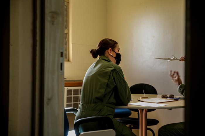 Após o voo na manhã desta sexta-feira, capitã Mariana ouve instruções do major Schneider