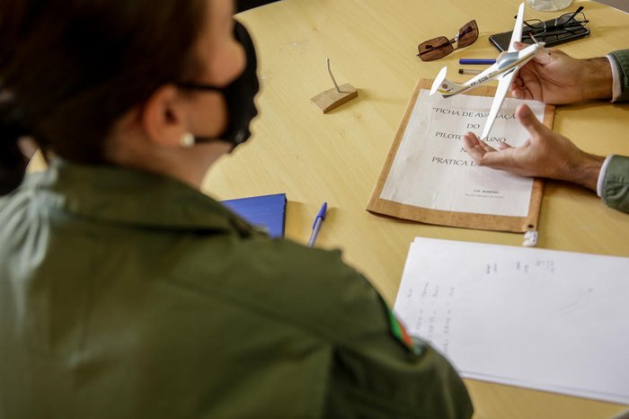 Após o voo na manhã desta sexta-feira, major Schneider discute erros e acertos da aula prática