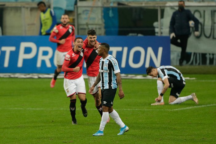 Grêmio cria pouco, perde para o Atlético-GO e segue na lanterna do Brasileirão