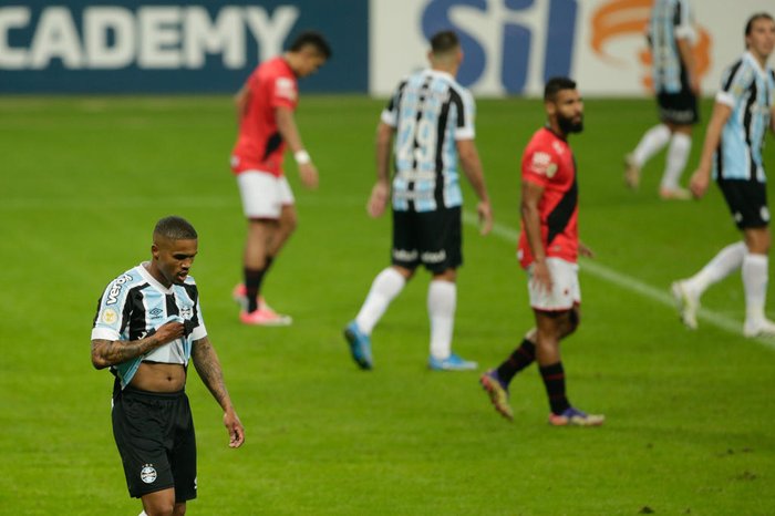 Após demissão, Tiago Nunes ganha apoio de Douglas Costa: Nós somos um grupo