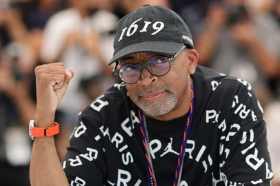 US director and Jury President of the 74th Cannes Film Festival Spike Lee clenches his fist during a photocall of the Jury at the 74th edition of the Cannes Film Festival in Cannes, southern France, on July 6, 2021. (Photo by Valery HACHE / AFP)<!-- NICAID(14826898) -->