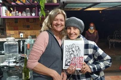 Equipe da série Desalm (incluindo as atrizes Cassia Kis e Malu Galli) visita atelier da artista Tere Finger, em Flores da Cunha. Na foto, a artista com Cassia Kis, que adquiriu uma tela e dois desenhos<!-- NICAID(14827084) -->