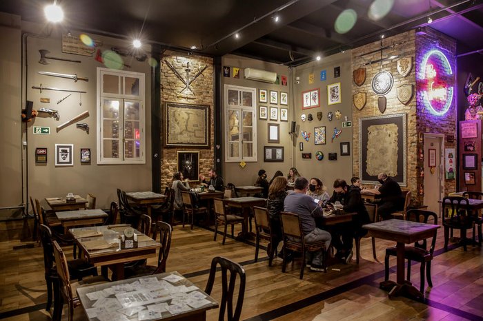 Cafeteria tem distanciamento maior do que o exigido entre as mesas