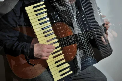 CAXIAS DO SUL, RS, BRASIL, 08/08/2016. O duo Valdir Verona e Rafael De Boni completa dez anos de parceria. Os músicos compõem diálogos entre a viola e o acordeom. (Diogo Sallaberry/Agência RBS)<!-- NICAID(12366914) -->
