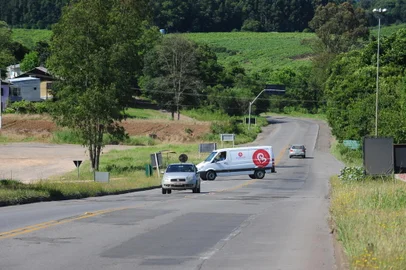 Bento Gonçalves, RS, Brasil (25/11/2015). Serra Imobilizada: os problemas da BR-470, que não é duplicada, o asfalto está se deteriorando em diversos pontos e há dezenas de buracos. A reportagem percorreu o trecho de Carlos Barbosa a Vila Flores, passando por Bento Gonçalves e Nova Prata. NA FOTO,  trecho da BR-470,  Bento Gonçalves, nas imediações do do Km 207.     (Roni Rigon/Pioneiro)<!-- NICAID(11848299) -->