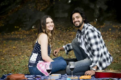 salve-se quem puder, Luna (Juliana Paiva) e Alejandro (Rodrigo Simas) <!-- NICAID(14829164) -->