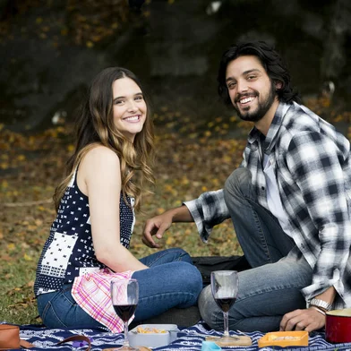 salve-se quem puder, Luna (Juliana Paiva) e Alejandro (Rodrigo Simas) <!-- NICAID(14829164) -->