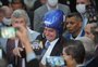 Bolsonaro é presenteado com capacete de moto com grafeno em Caxias