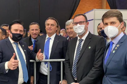 Prefeitos da região se encontram com o presidente Jair Bolsonaro. Fabiano Feltrin, Diogo Siqueira e César Ulian, prefeitos de Farroupilha, Bento e Flores da Cunha, com Bolsonaro.<!-- NICAID(14830804) -->