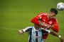 Jogadores do Grêmio e do Internacional tentam lance durante partida pelo grenal.Foto: Jefferson Botega/Agência RBSIndexador: Jeff Botega<!-- NICAID(14831596) -->