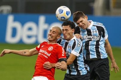 Jogadores do Grêmio e do Internacional disputam bola durante partida pelo grenal.Foto: Jefferson Botega/Agência RBSIndexador: Jeff Botega<!-- NICAID(14831610) -->