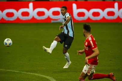 Jogadores do Grêmio e do Internacional disputam bola durante partida pelo grenal.Foto: Jefferson Botega/Agência RBSIndexador: Jeff Botega<!-- NICAID(14831611) -->