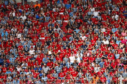 PORTO ALEGRE, RS, BRASIL, 14.04.2019. Inter e Grêmio se enfrentam no Beira-Rio em primeira partida pela final do Campeonato Gaúcho 2019. Clássico é o Gre-Nal de número 419.(FOTOGRAFO: ANDRÉ ÁVILA / AGENCIA RBS)Indexador: Andre Avila<!-- NICAID(14038199) -->
