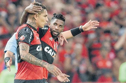 Rodinei (D) abriu o placar e Guerrero (E) marcou o segundo gol do Flamengo ontem no Maracanã